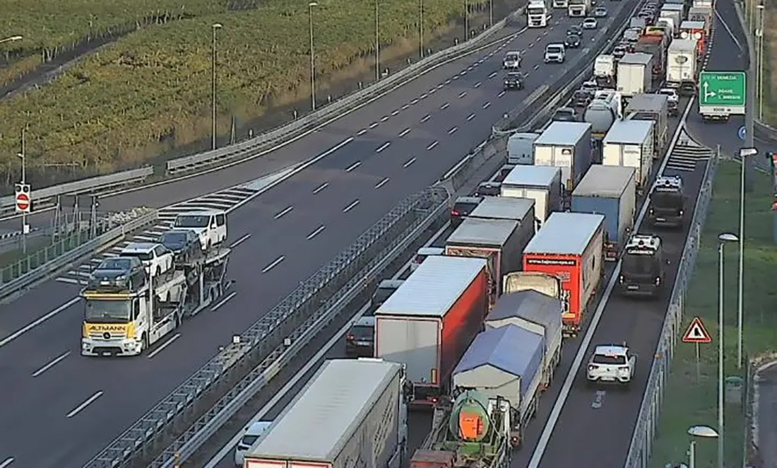 Strage Di Polli In Autostrada Tir Si Ribalta Tra Peschiera E Sirmione