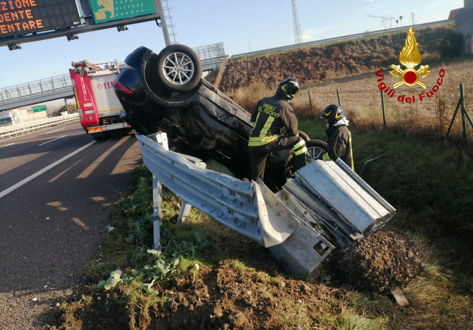 Pauroso Incidente Sull'A4, Auto Sbanda E Finisce Verticale Contro Il ...