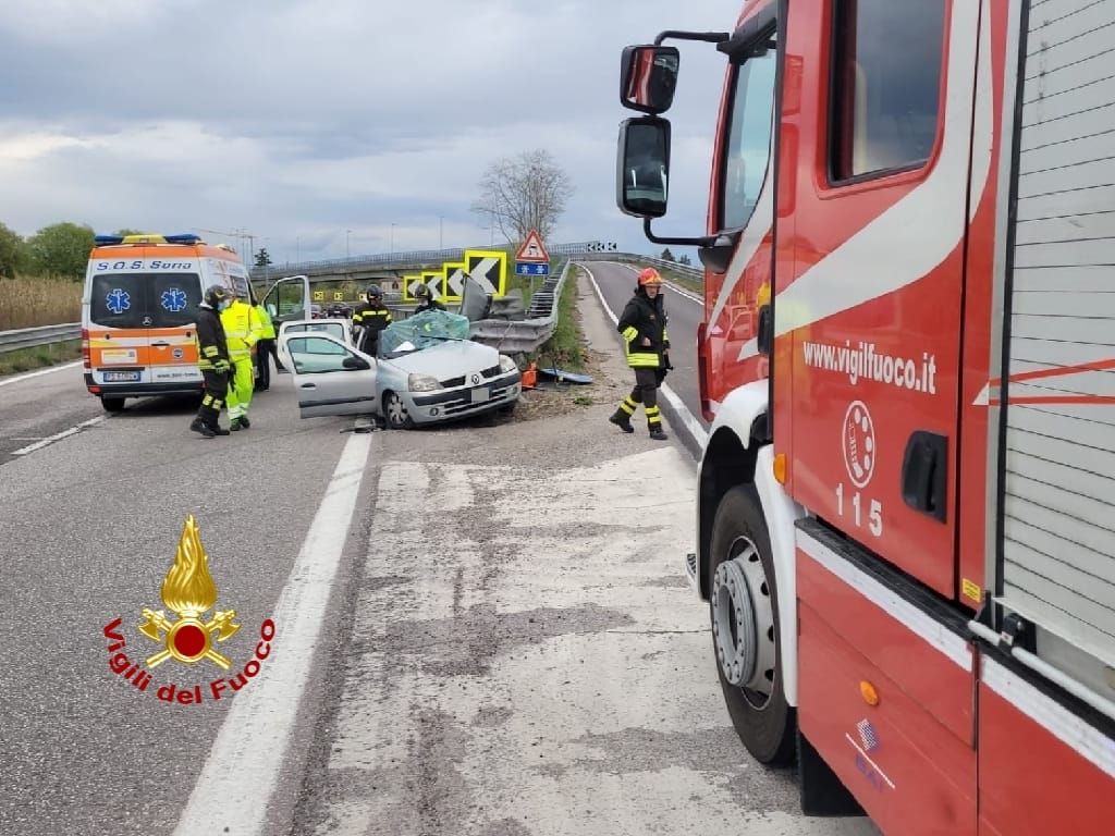 Verona, Si Schianta Contro Il Guard Rail E Rimane Incastrato: Ferito Un ...