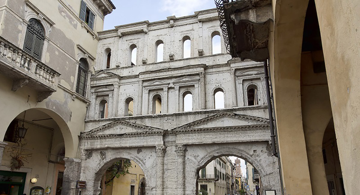 Verona lavori di restauro pagati dagli sponsor per Porta Borsari