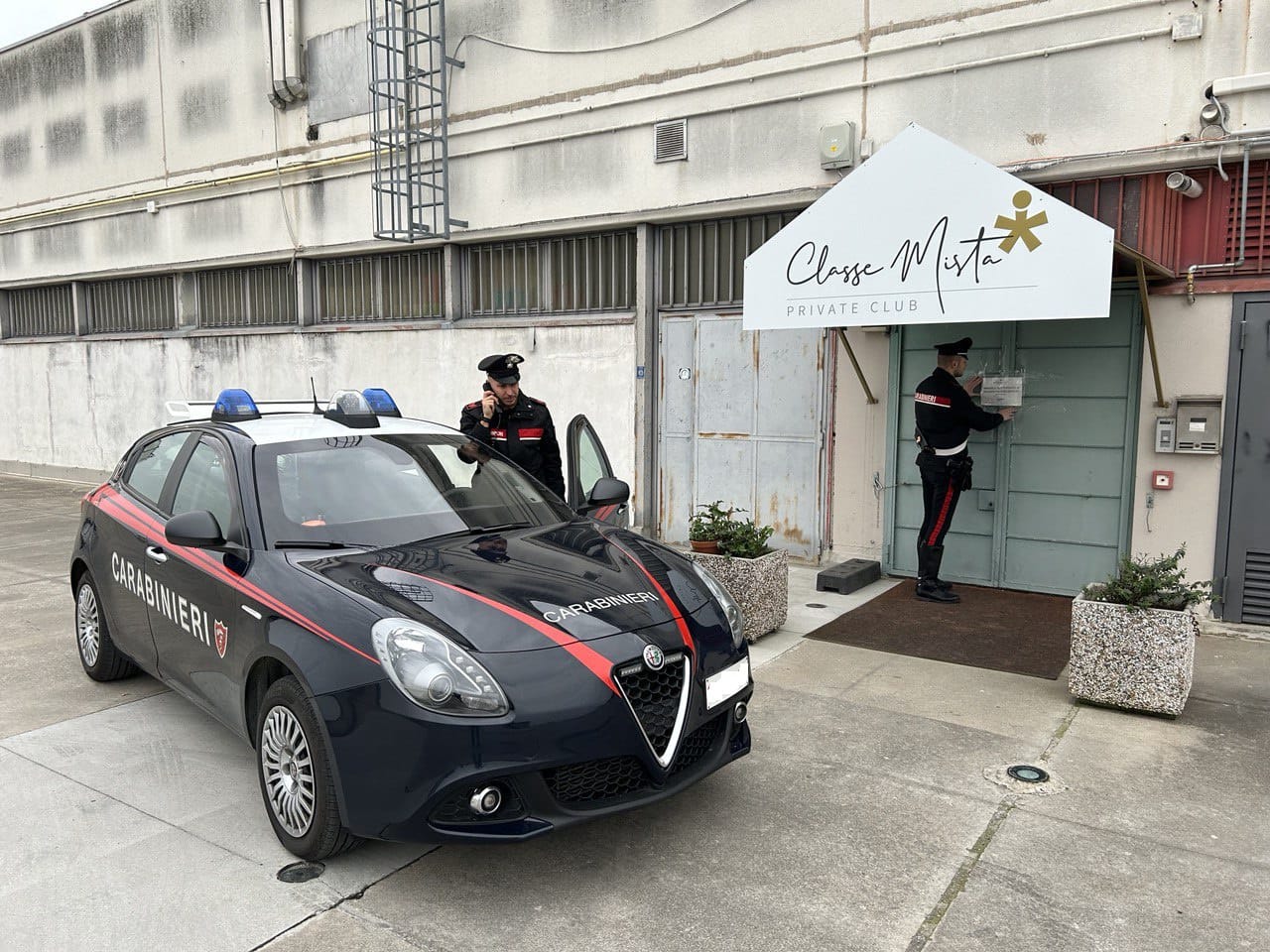 Sesso a pagamento nel club privato: identificati i clienti, titolari in  manette